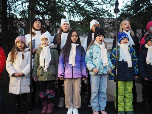 Školní pěvecký sbor Pramínek na rozsvěcení vánočního stromu